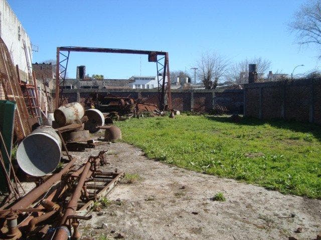 Importante Lote con Salida a Dos Calles - 2