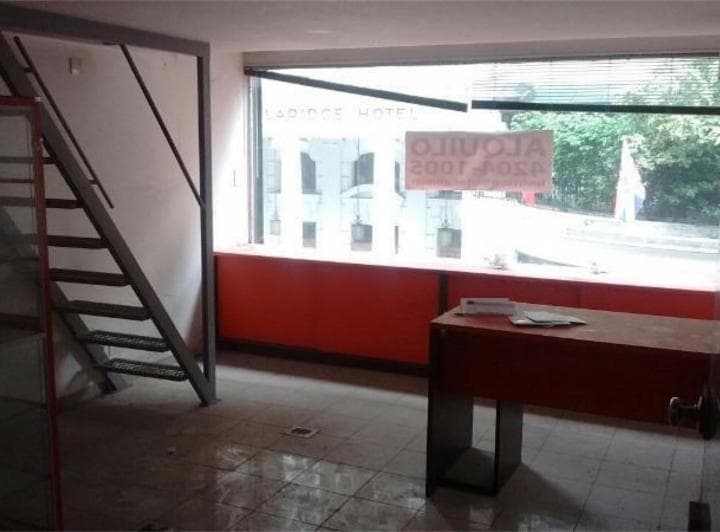 Local en Galeria Jardin con Vidriera Sobre Calle Tucuman. - 2