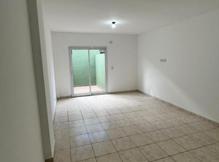 Alquilo en Caseros Departamento en 2do Piso de 1 Ambiente con Patio Propio con Baño Instalado a 6 Cu - 4