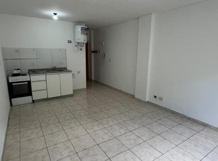 Alquilo en Caseros Departamento en 2do Piso de 1 Ambiente con Patio Propio con Baño Instalado a 6 Cu - 3