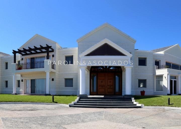 Casa en Venta de 5 Dorm. en Primera Linea Playa Mansa, Punta del Este. - 2
