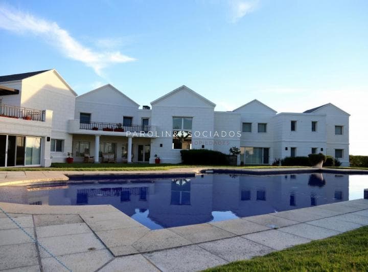 Casa en Venta de 5 Dorm. en Primera Linea Playa Mansa, Punta del Este. - 4