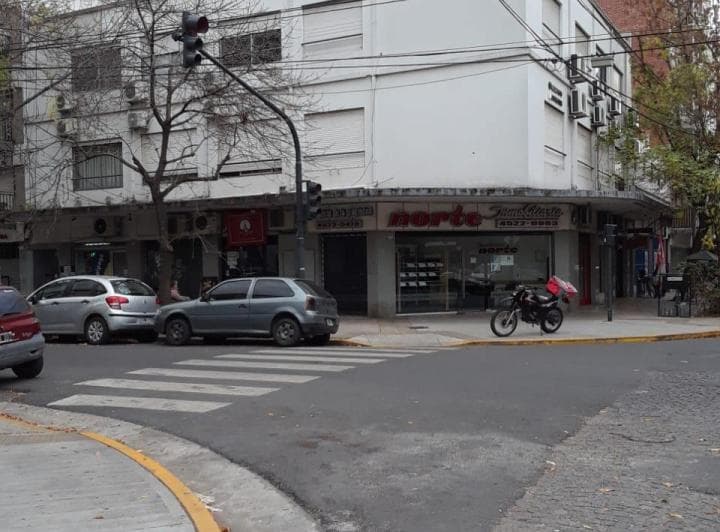 Oficina Comercial 23 m a Una Cuadra Estación Subte y Tren - 2