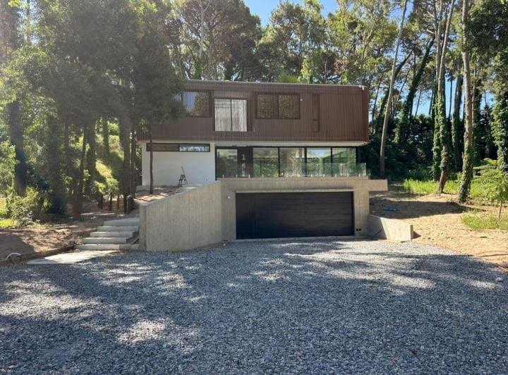 Casa Cerezo. Casa de 5 Dorm. a La Venta en Carilo. - 2