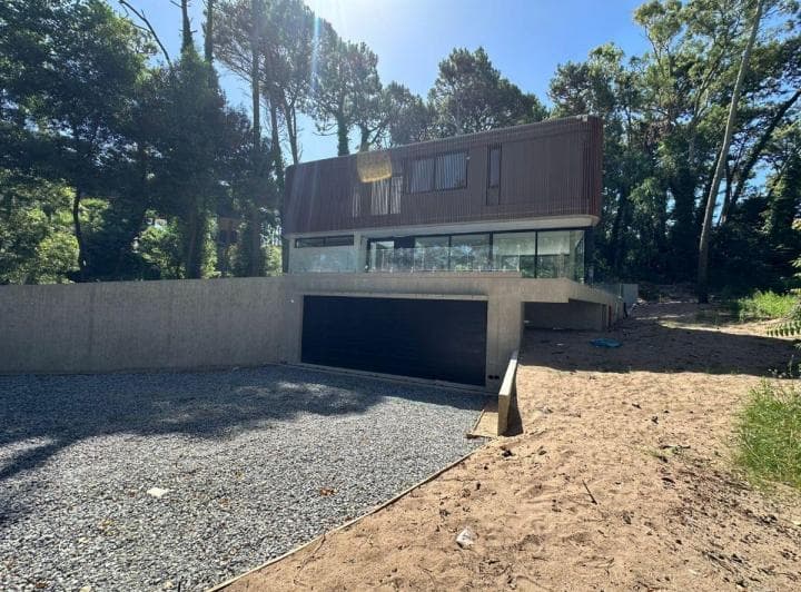 Casa Cerezo. Casa de 5 Dorm. a La Venta en Carilo. - 4