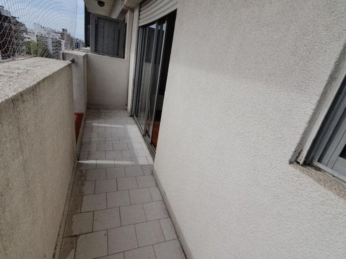3 Ambientes con Balcon a La Calle en La Perla - 4
