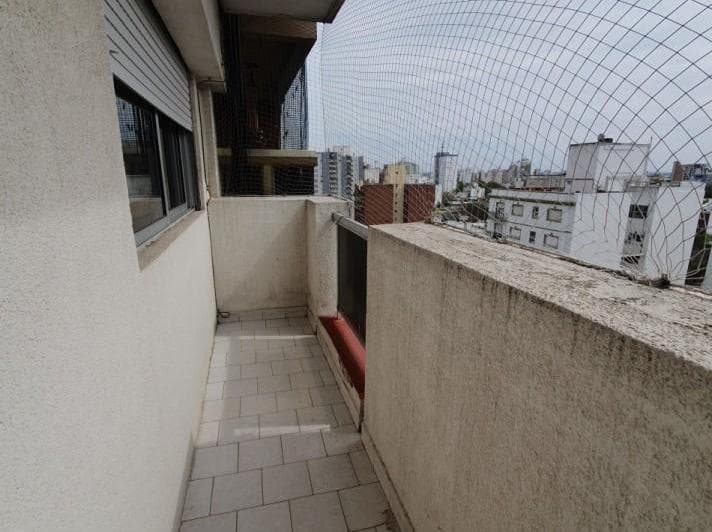 3 Ambientes con Balcon a La Calle en La Perla - 3