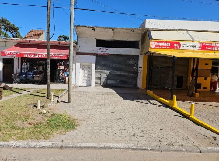 Local en Muy Buena Zona Comercial - 2