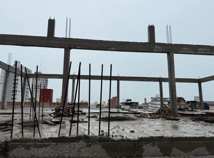 Propiedad a La Venta con Local, Viviendas y Estructura de Dos Plantas a Terminar - 5