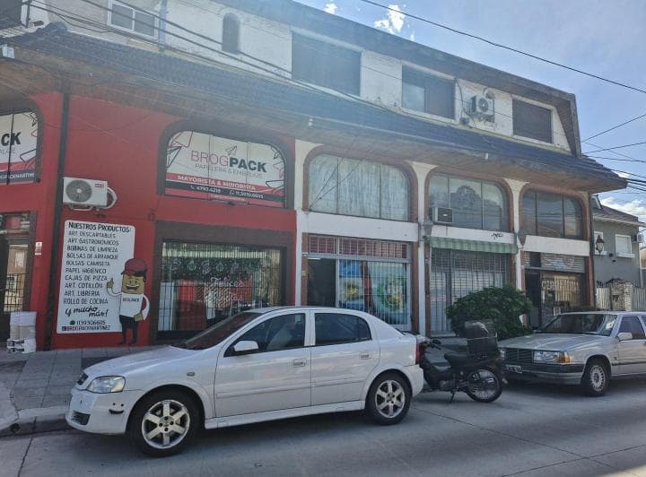 Local con Entrepiso Cerca Av Fleming - 2