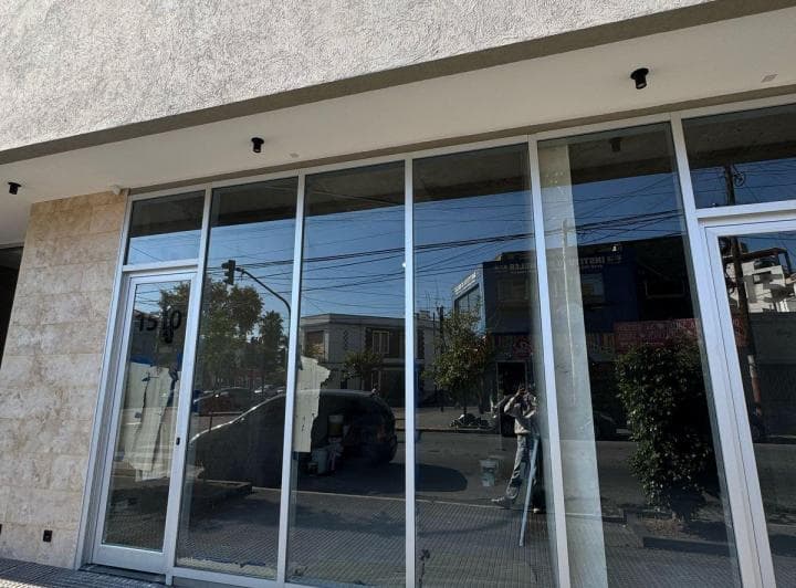 En Alquiler y Venta Local en 2 Plantas a Estrenar 113 m. Excelente Ubic. Lanus - 3