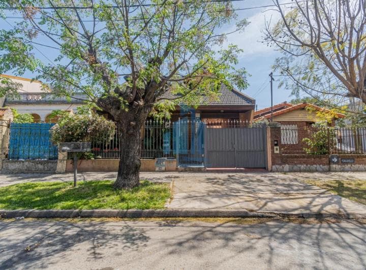 Venta Chalet 5 Ambientes con Cochera en Sarandi - 2