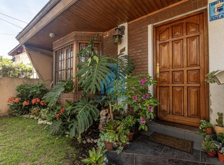 Venta Chalet 5 Ambientes con Cochera en Sarandi - 3