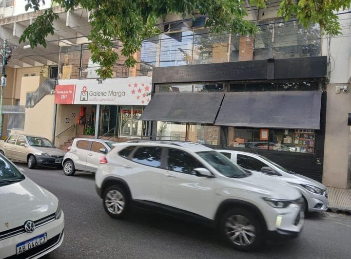 Local Todo Vidriera Unico por Su Frente y Ubicacion 117 m 2 Desarrollado 3 Plantas - 2