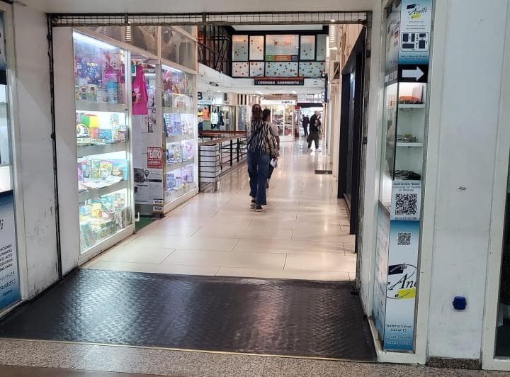 Venta Local Comercial N°13 - Galeríaa Libertad 2, Mitre 853 - Rosario - 2