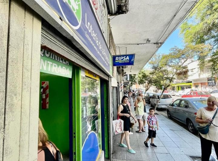 Venta Dos Locales Comerciales en Block a m de Paseo Aldrey - 2