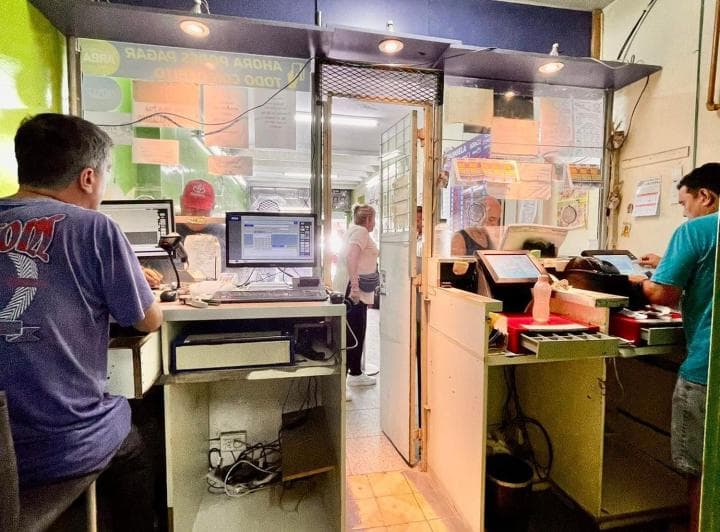 Venta Dos Locales Comerciales en Block a m de Paseo Aldrey - 4