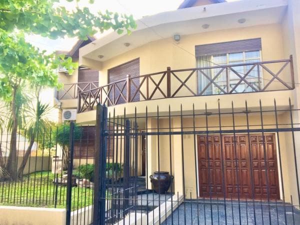 Increible Casa de Diseño con Mucho Parque y Pileta! Castelar Norte Acepta Permuta en Menor Valor - 2