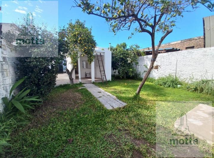 Venta Casa Dos Dorm con Cochera y Jardín - 2