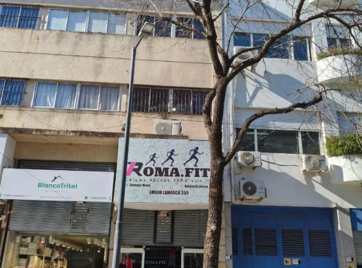 Excelente Local en 3 Plantas Emilio Lamarca y Avellaneda - 5