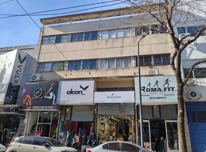 Excelente Local en 3 Plantas Emilio Lamarca y Avellaneda - 2
