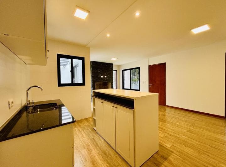 Venta Casa en Parque Burnett 3 Dorm., 2 Baños - 2