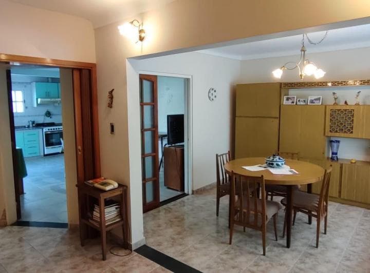 Casa Impecable en Caseros en Esquina Muy Soleada con Jardin - 2