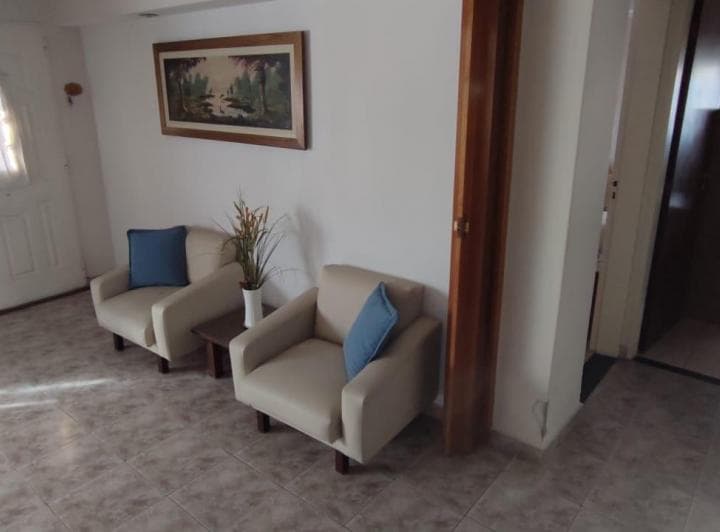 Casa Impecable en Caseros en Esquina Muy Soleada con Jardin - 3