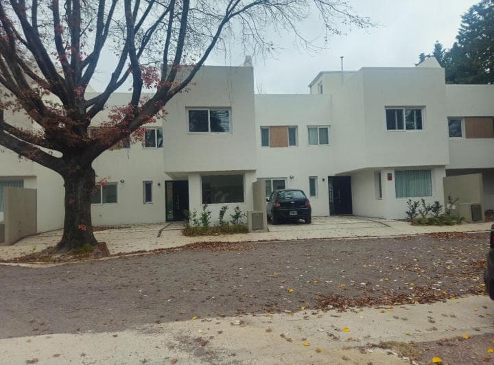 Venta Casa Townhouse 5 Ambientes Complejo Cerrado San Isidro - 2