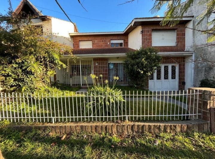 Venta Chalet 6 Ambientes a Reciclar Zona San Carlos - 3