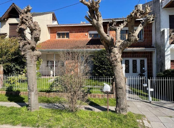 Venta Chalet 6 Ambientes a Reciclar Zona San Carlos - 2