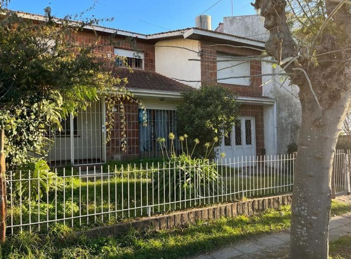 Venta Chalet 6 Ambientes a Reciclar Zona San Carlos - 4
