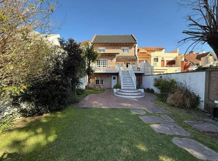 Importante Casa en Lote de 8,66 X 64 con Parque y Piscina – Banfield Oeste - 4