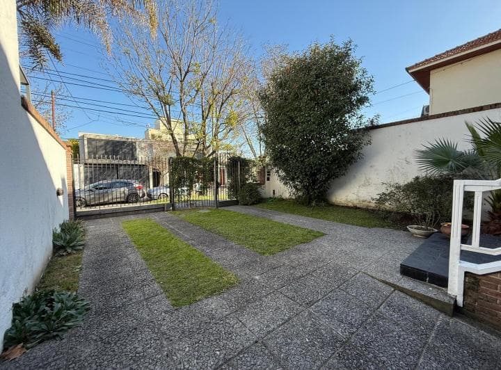 Importante Casa en Lote de 8,66 X 64 con Parque y Piscina – Banfield Oeste - 3