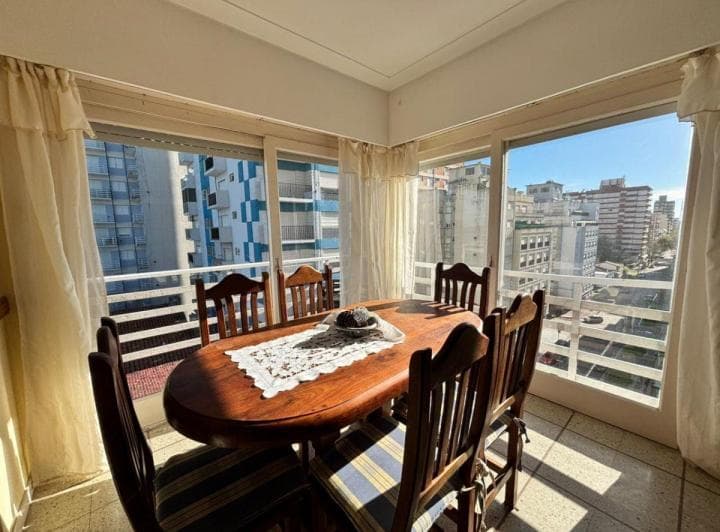 Depto 2 Amb con Doble Balcón y Doble Vista, Al Mar y Ciudad, Excelente Ubicación – Zona I Miramar - 4