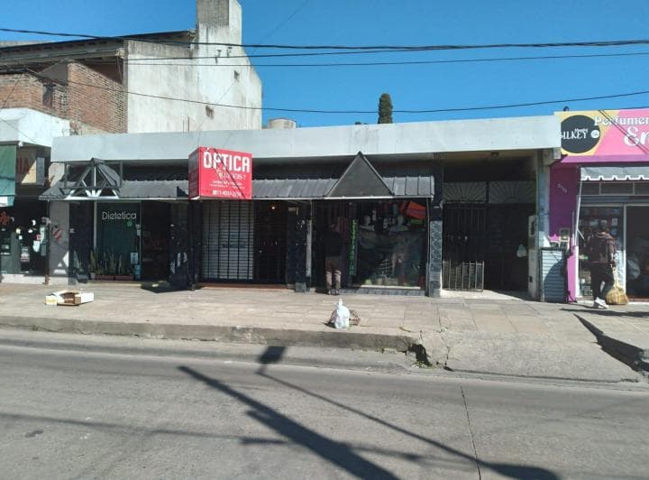 3 Locales Comerciales, Sobre Av Brandsen - 2