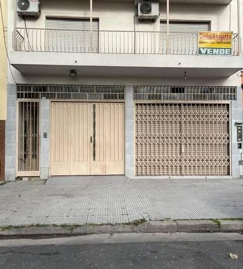 Venta Casa 4 Ambientes + Local + Departamento 2 Ambientes + Gran Terreno. - 2