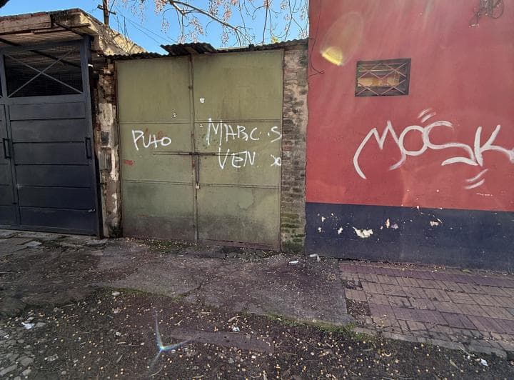 Vivienda con Locales Sobre Lote en Esquina de 10x25. - 2