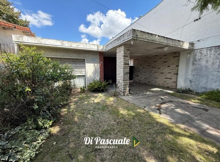 Venta Casa con Dependencia, Patio, Quincho, Galería, Parrilla y Cochera - Moreno Norte - 2