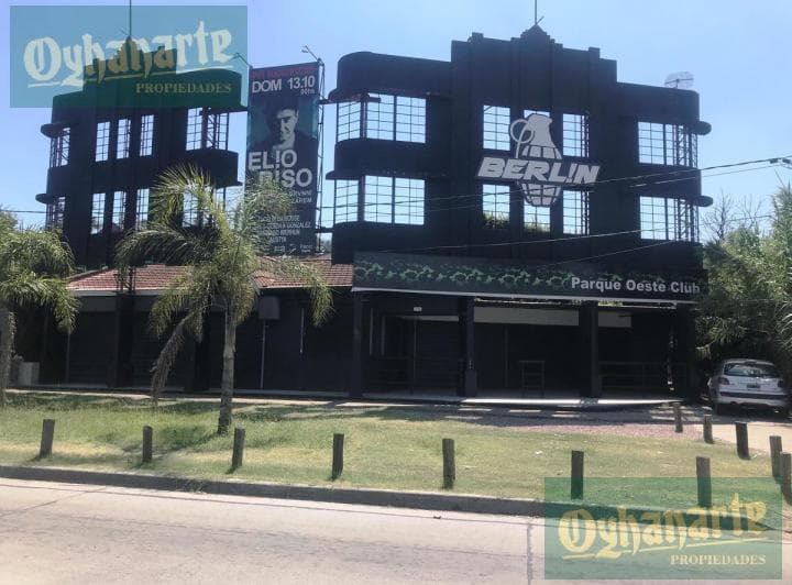 Alquiler de Local Sobre Acceso Oeste en Ituzaingo - Comercial - 2