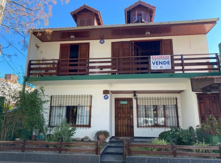 Venta en Block - Dos Departamentos Tres Ambientes Quincho y Cochera - 2