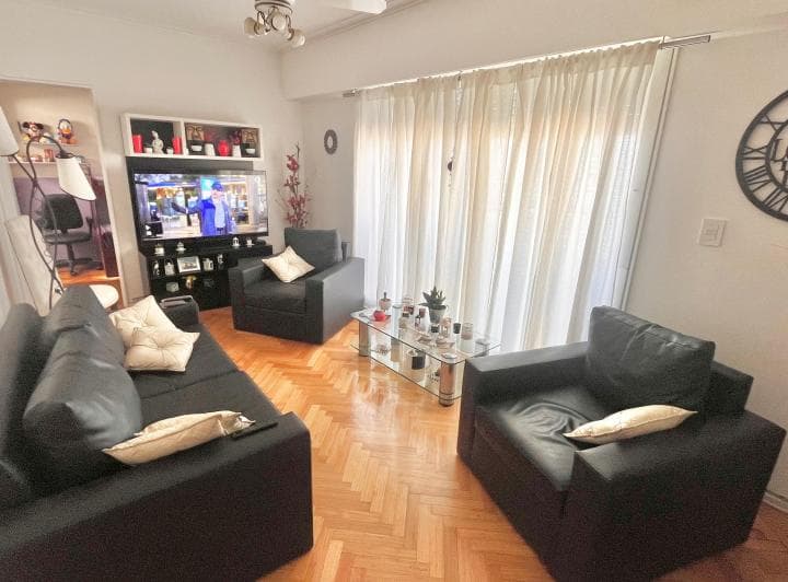 Excelente 3 Ambientes Frente con Balcon Terraza. Excelente Ubicacion. Parrilla - 2