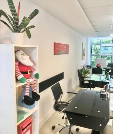 En Venta Oficina de 70 m² con Cocina/baño y Office Plaza Mitre - 4