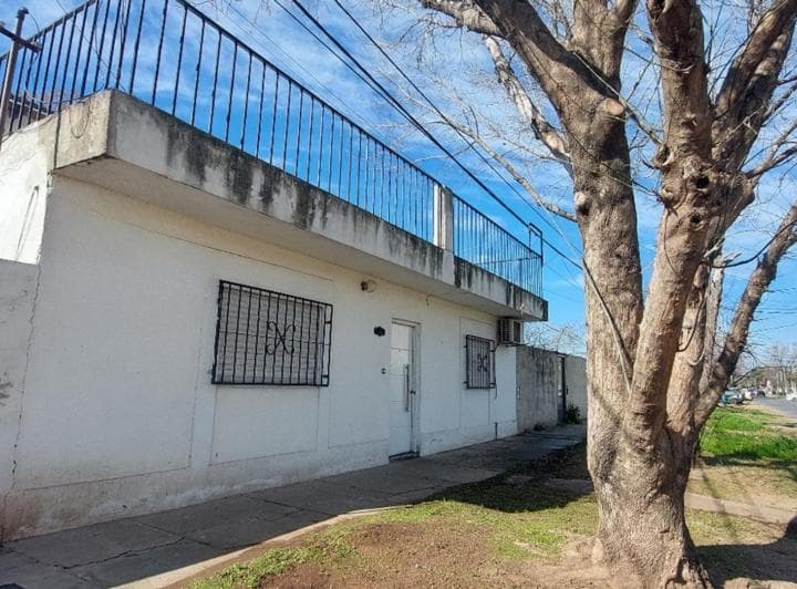 Venta Casa de 4 Dorm. y Quincho Fisherton - 4