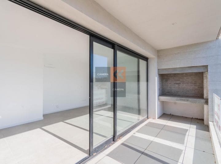 Venta Apartamento de 2 Dorm. en Jardines de Carrasco con Terraza con Parrillero - 2