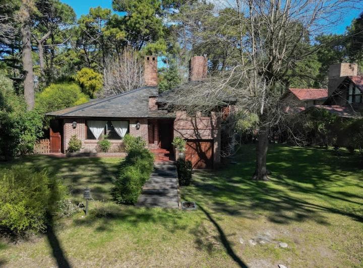 Casa a Refaccionar de 4 Dorm. y Pileta en Venta en Cariló - 2