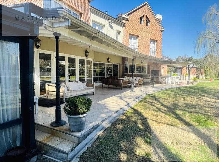 Casa en Venta - 5 Dorm. - Amplia Galería - Jardín - Pileta - San Jorge Village - 2
