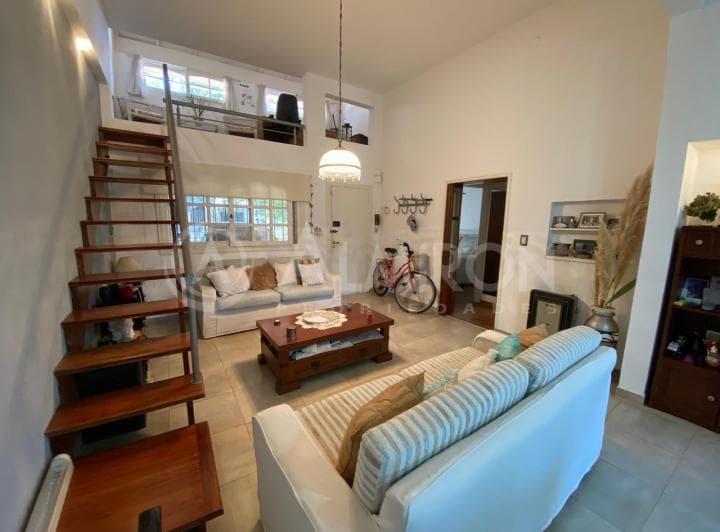Excelente Casa de 3 Ambientes con Cochera en Muy Buen Barrio - 2