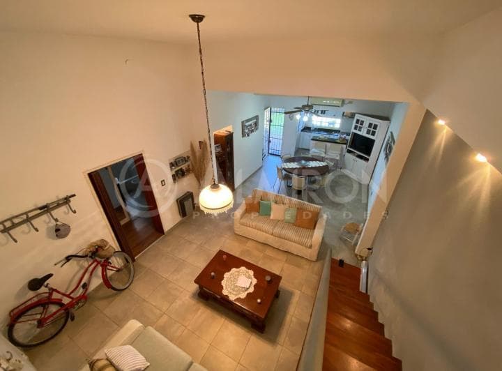 Excelente Casa de 3 Ambientes con Cochera en Muy Buen Barrio - 5