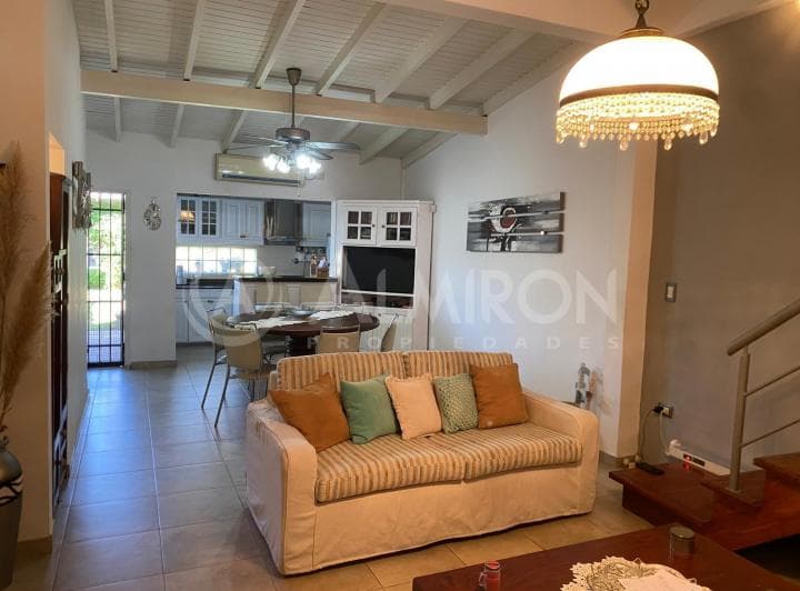 Excelente Casa de 3 Ambientes con Cochera en Muy Buen Barrio - 4